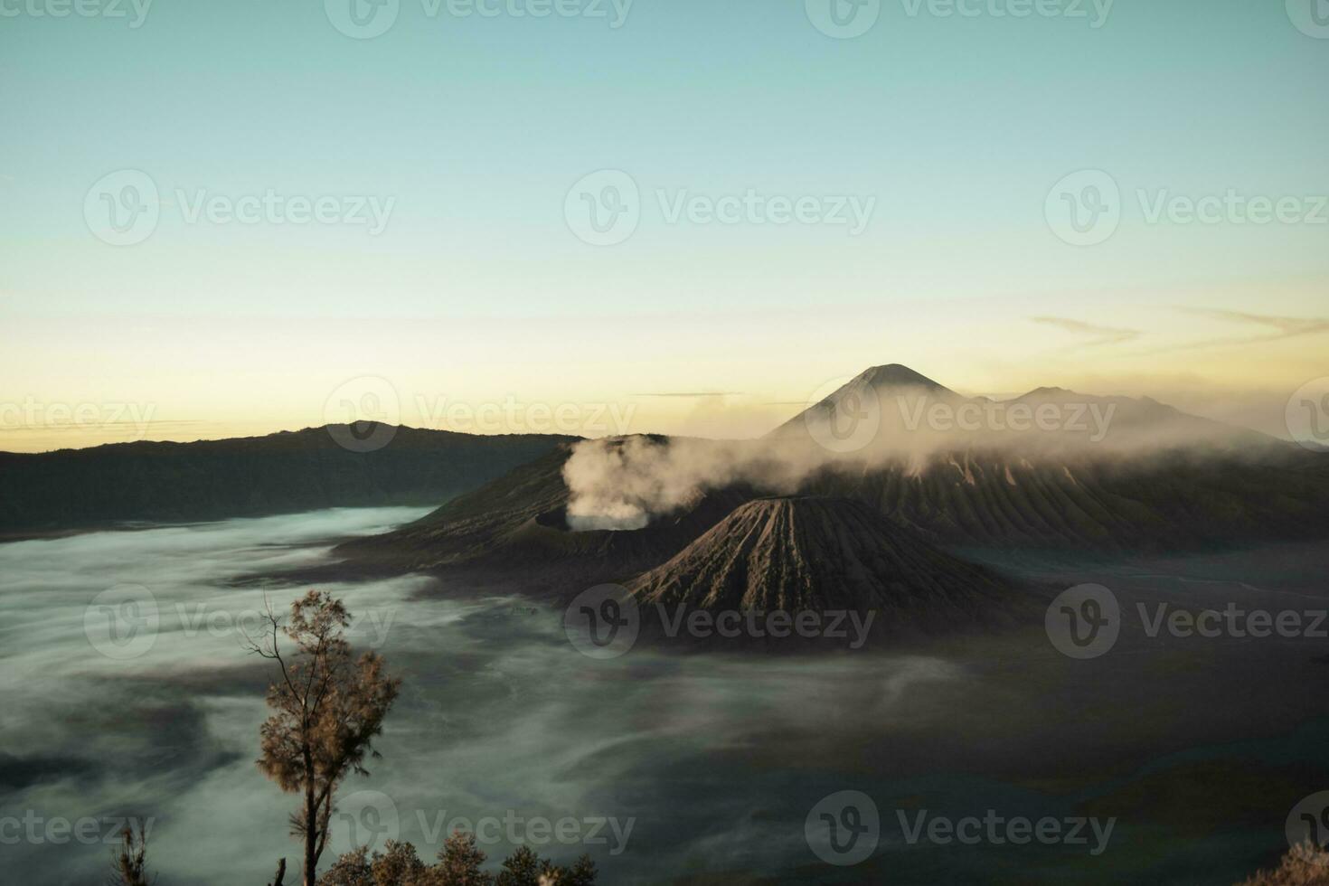 mooi kleurrijk zonsopkomst over- monteren bromo en wild eiland in monteren bromo nationaal park foto