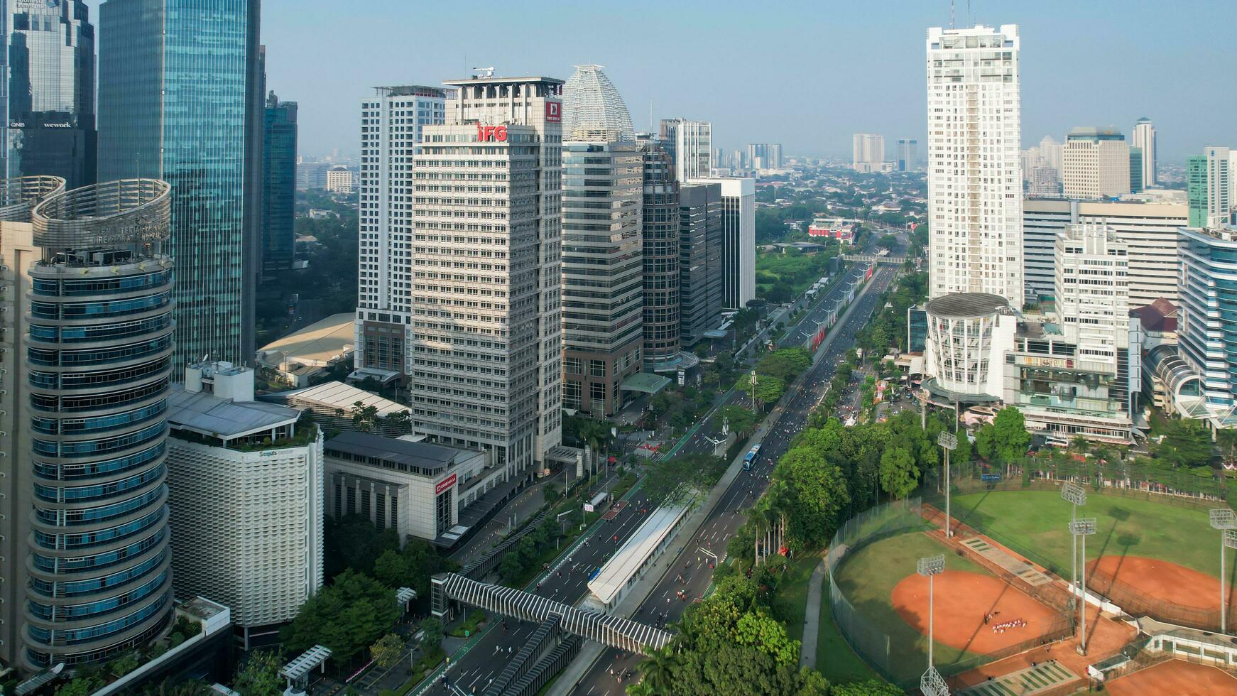 antenne visie van de nieuw groen stedelijk landschap in de stad. met lawaai wolk. Jakarta, Indonesië, juni 23, 2022 foto