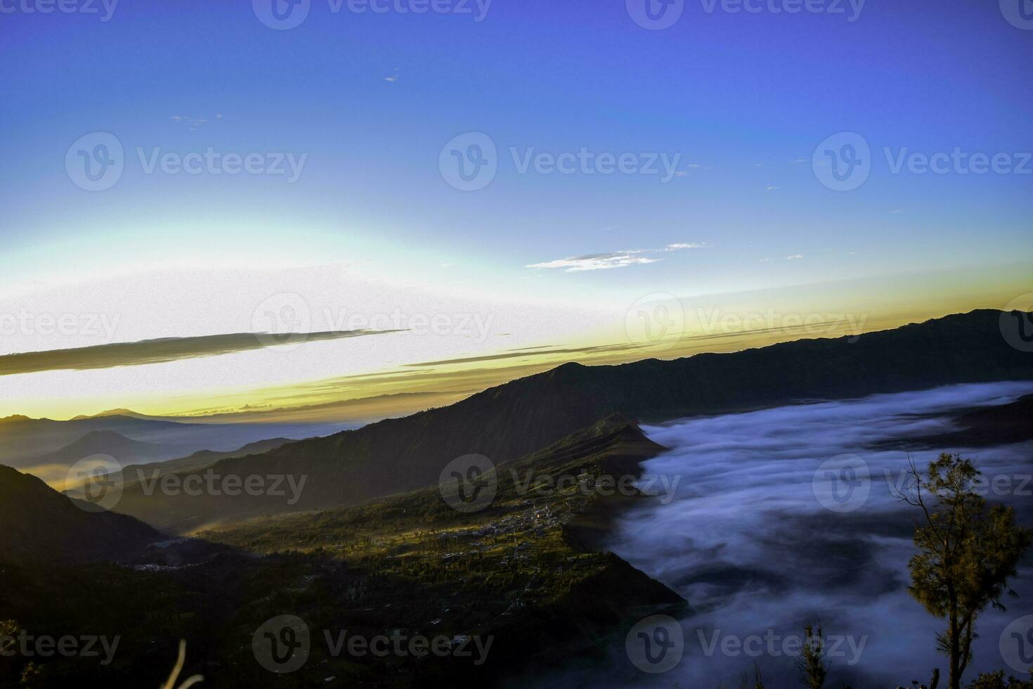 mooi kleurrijk zonsopkomst over- monteren bromo en wild eiland in monteren bromo nationaal park foto