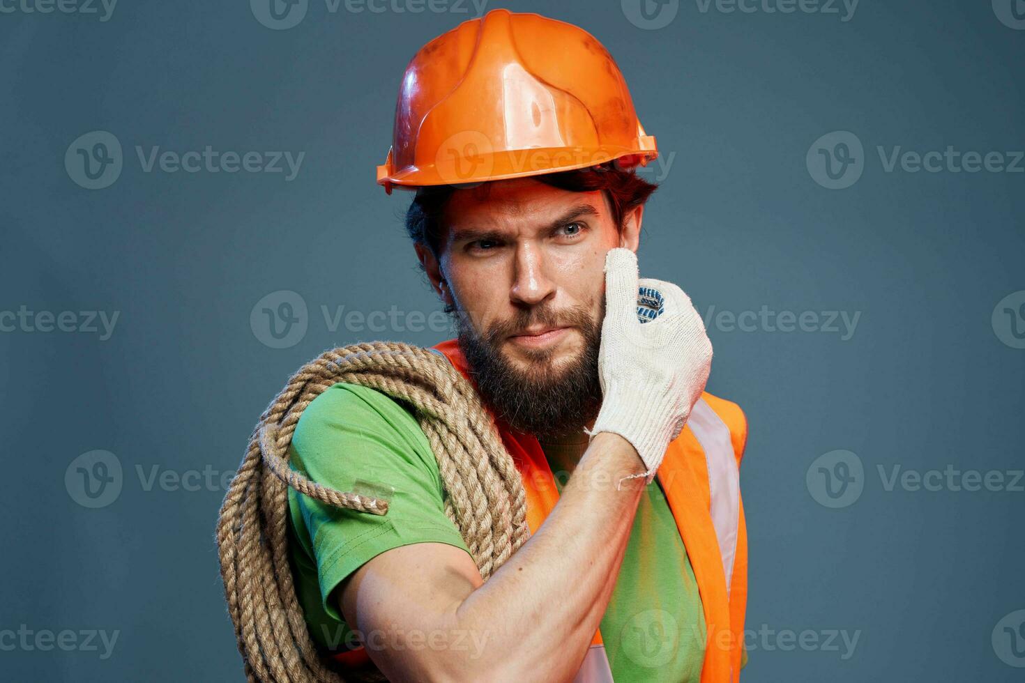 Mens in oranje verf professioneel ingenieur werken bouw foto