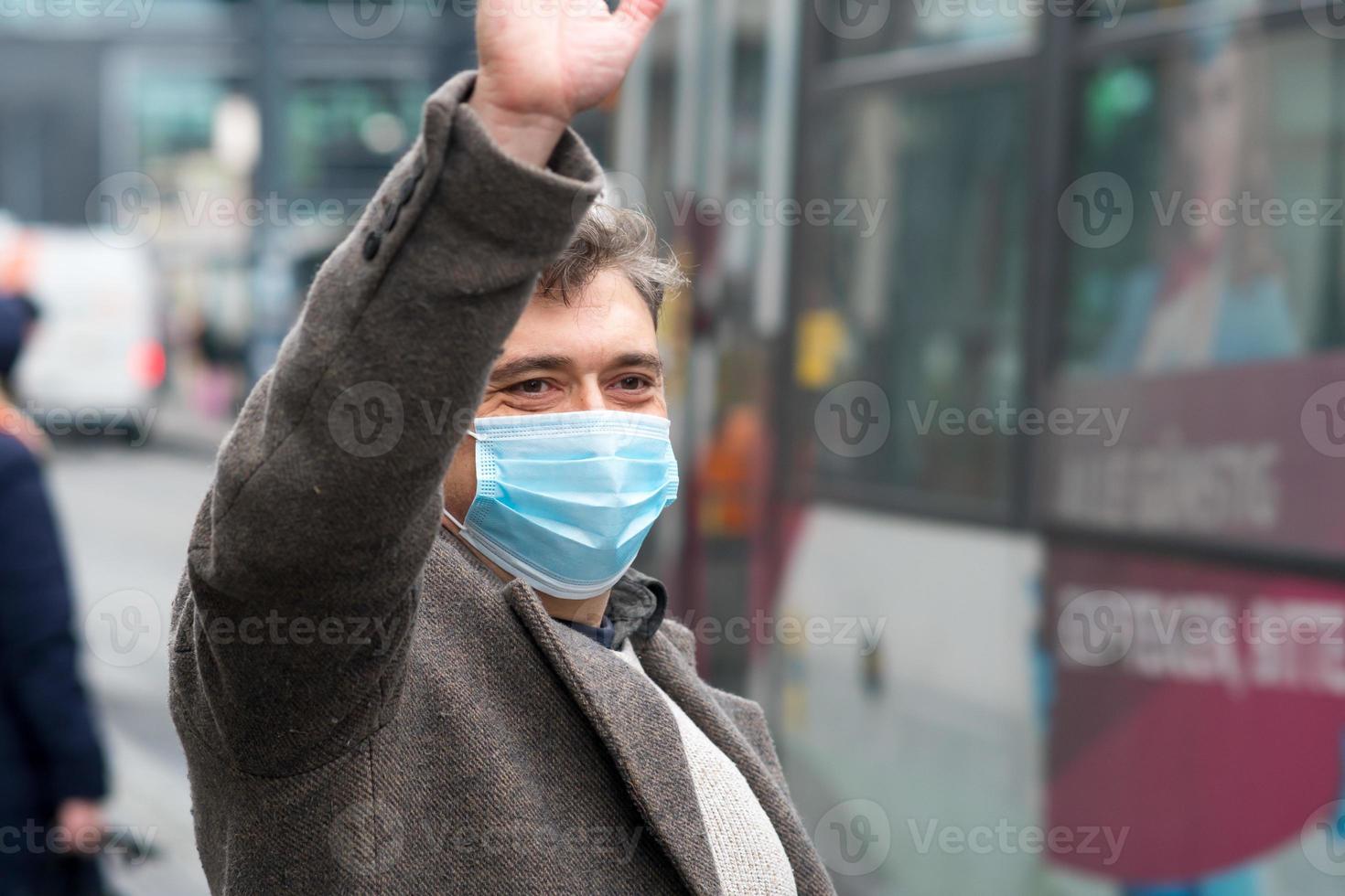 het dragen van beschermende maskers buiten in de binnenstad foto