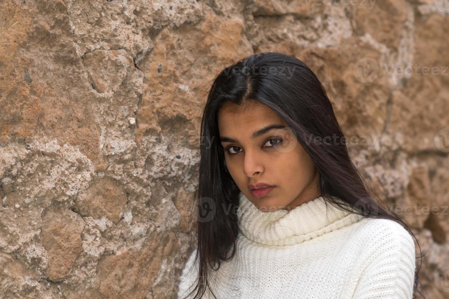 close-up portret van een mooie aantrekkelijke jonge vrouw die naar de camera kijkt foto