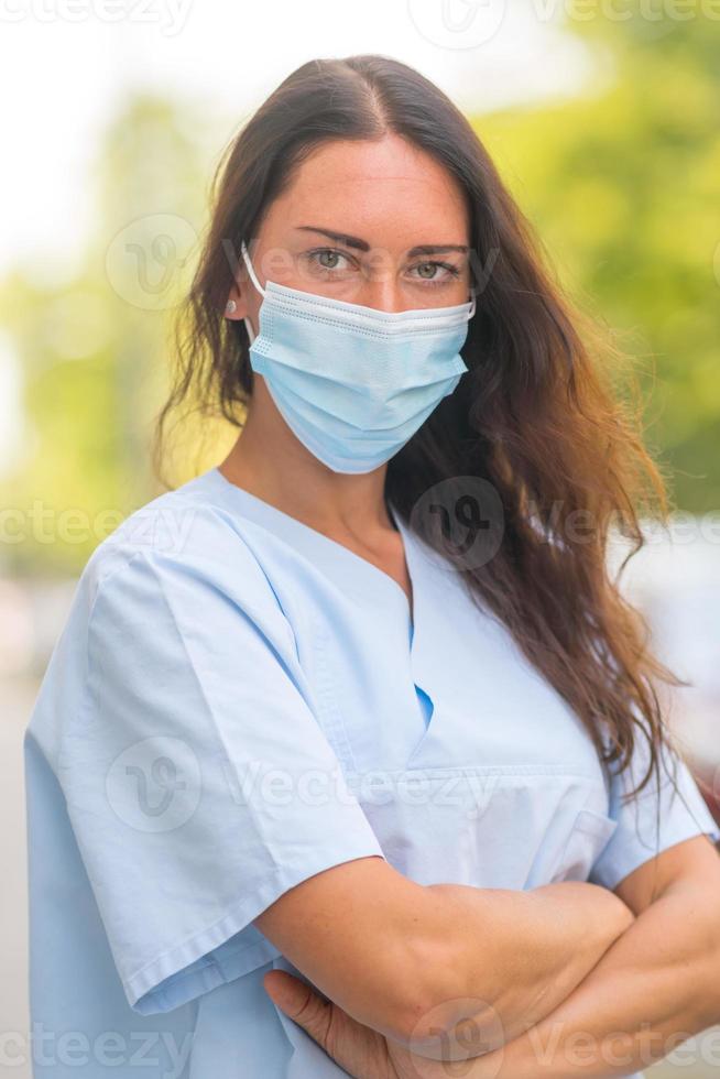 vrouwelijke arts met masker foto