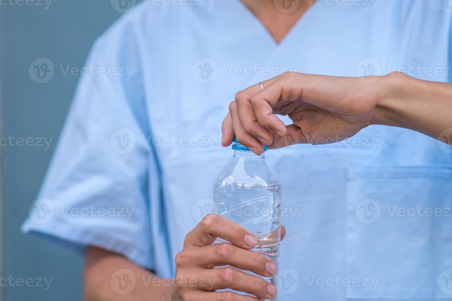 verpleegster die een fles opent foto