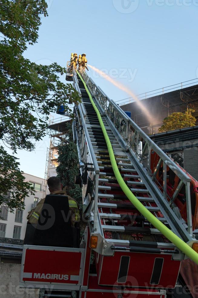 brandweerlieden die een brand blussen foto