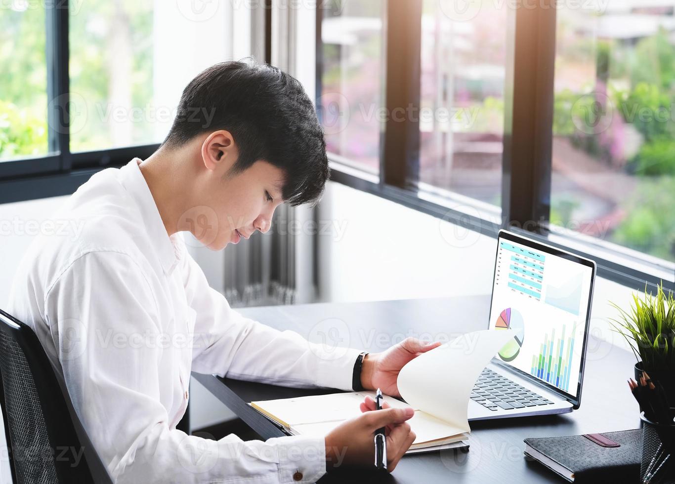 zakenman kijken naar notebook met laptop foto