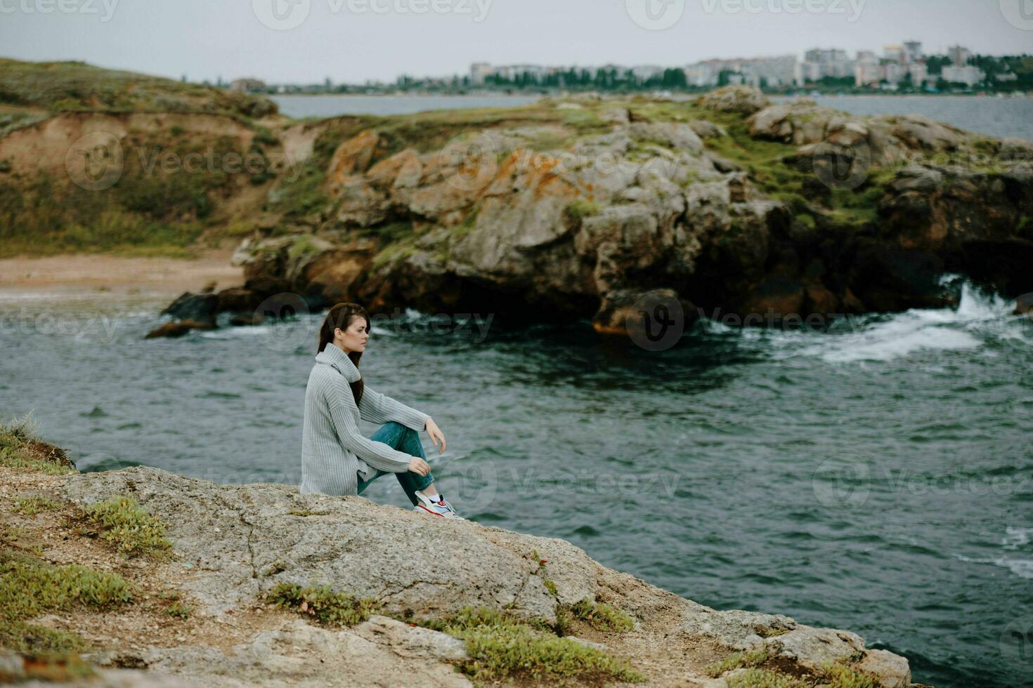 mooi vrouw gezeten Aan de kust trui landschap ongewijzigd foto