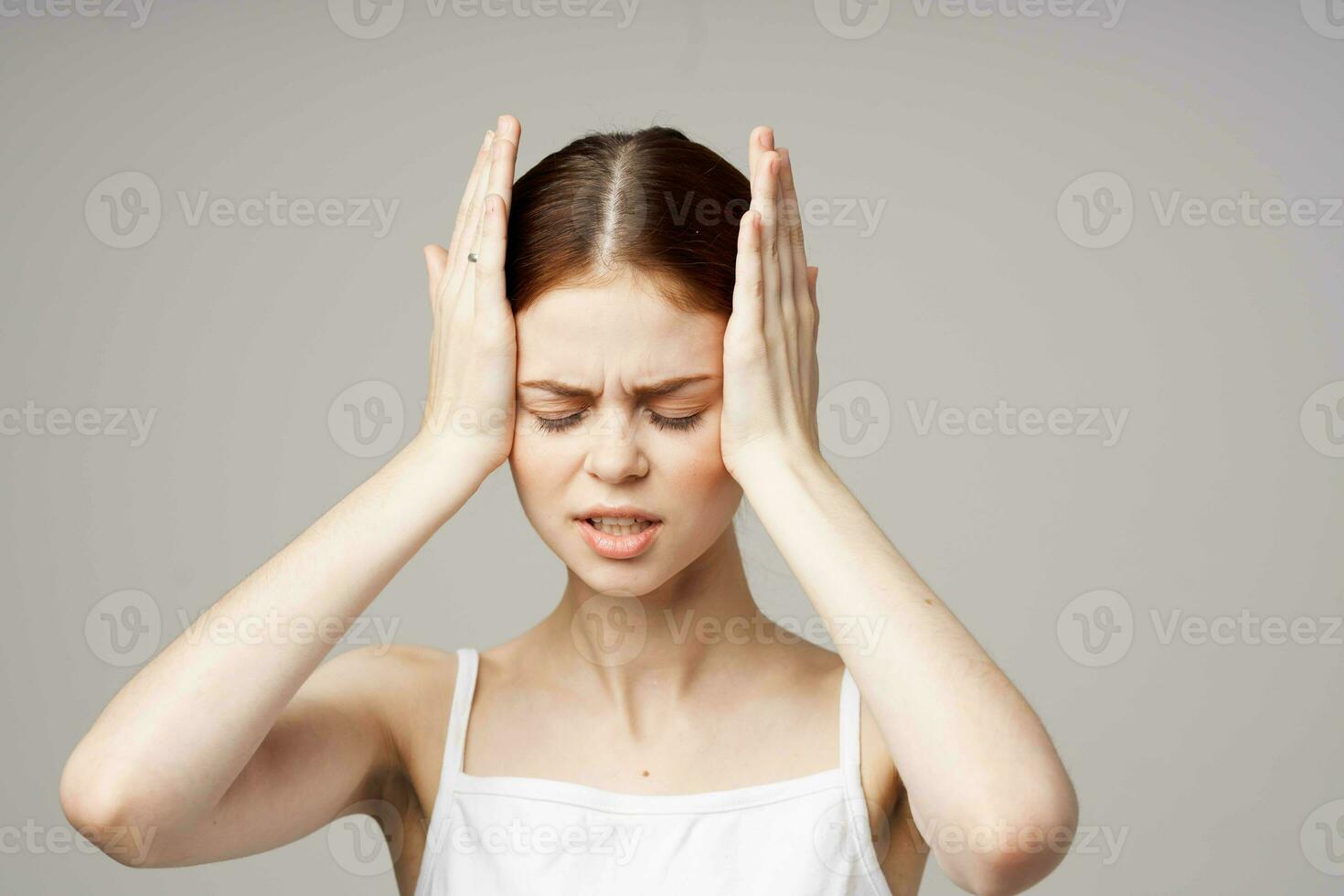 vrouw in wit t-shirt hoofdpijn Gezondheid problemen spanning geïsoleerd achtergrond foto