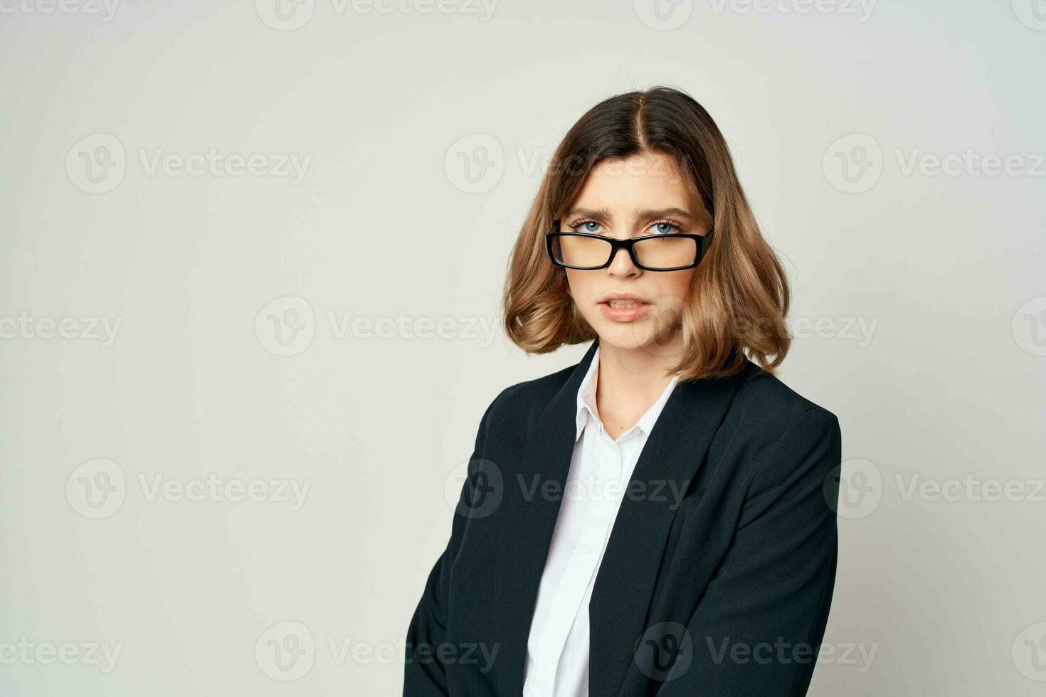 vrolijk bedrijf vrouw in pak gebaren met handen officieel werk foto