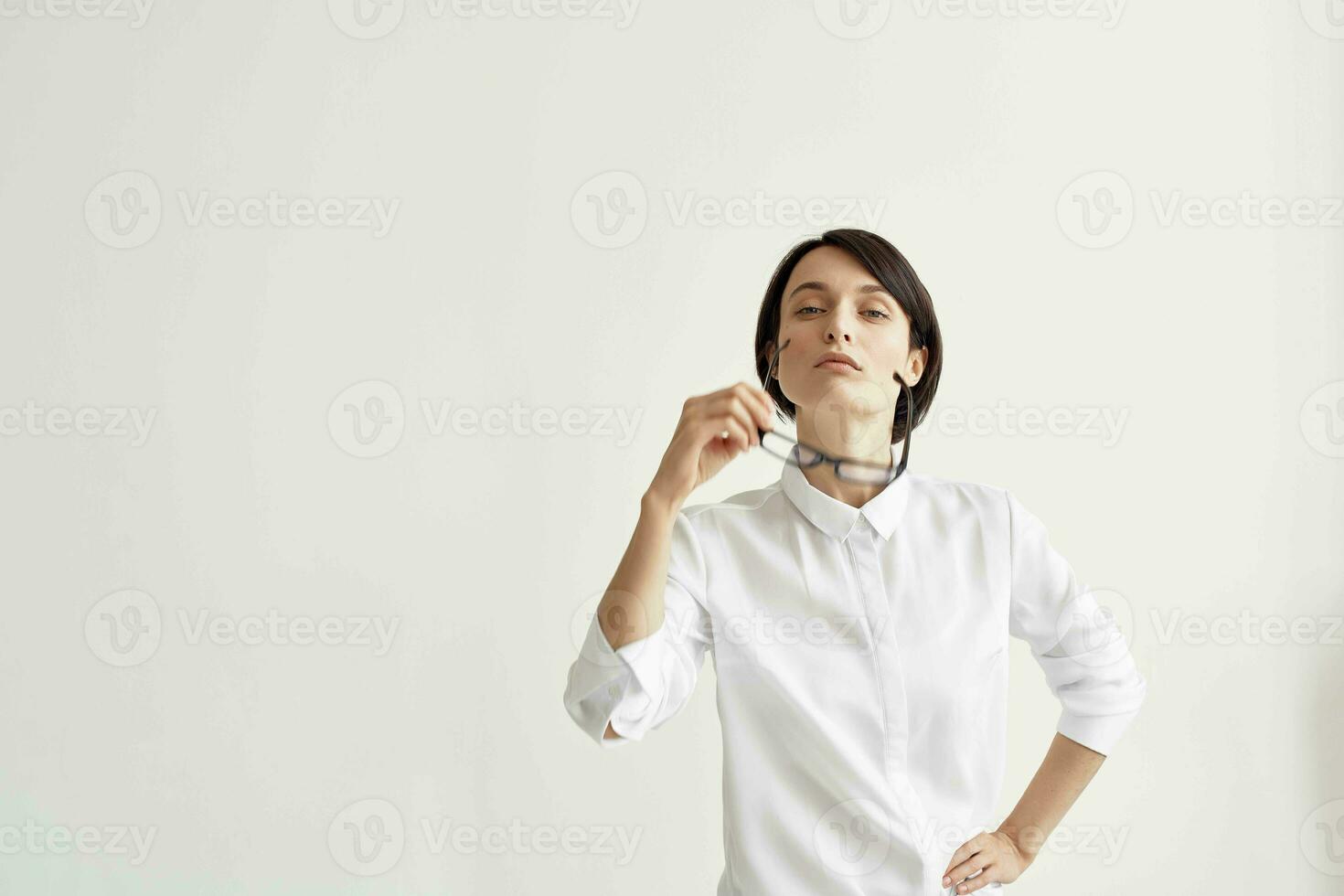 vrouw in wit overhemd met bril kantoor uitvoerend studio levensstijl foto