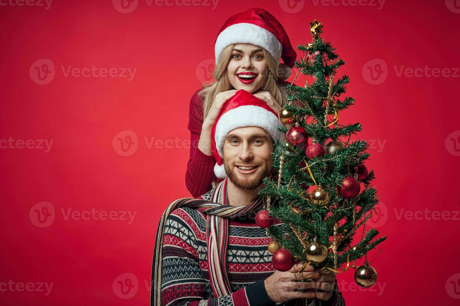 jong paar Kerstmis vakantie pret romance rood achtergrond foto