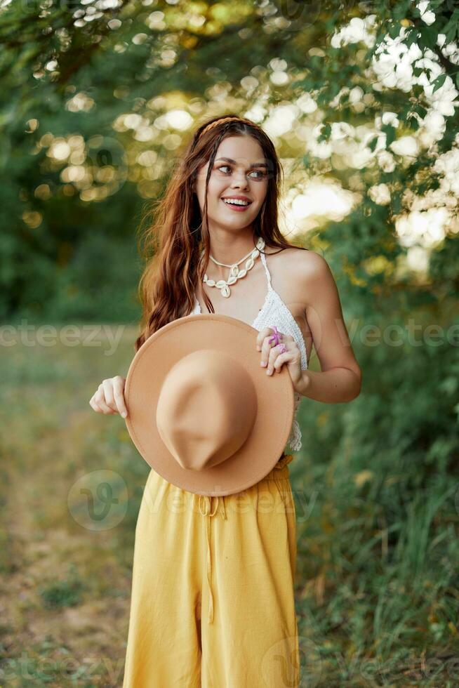 een jong hippie vrouw dansen vrolijk en glimlachen ernstig in natuur in de val. de concept van zuinig consumptie en zelfzorg foto