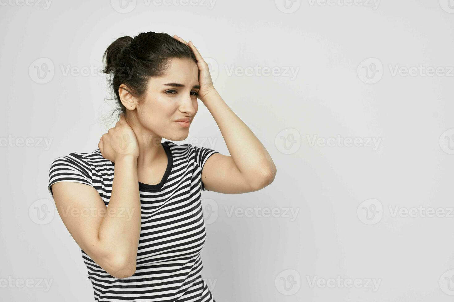 brunette in een gestreept t-shirt pijn in de nek Gezondheid problemen foto