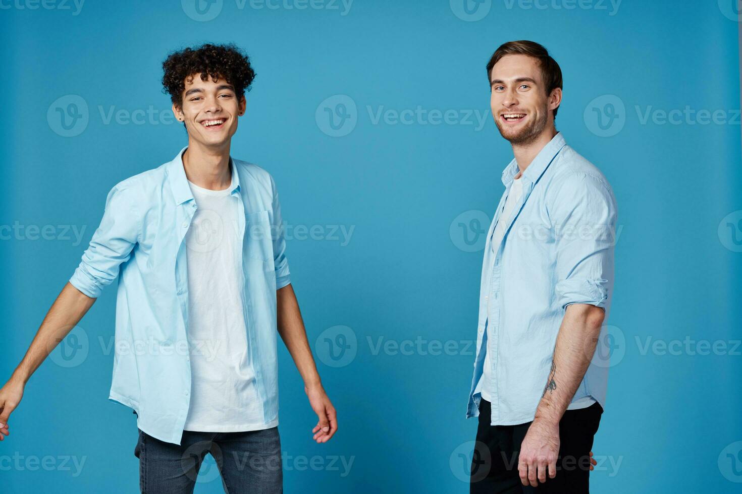 mooi zo vrienden in overhemden Aan een blauw achtergrond communicatie groet partij foto