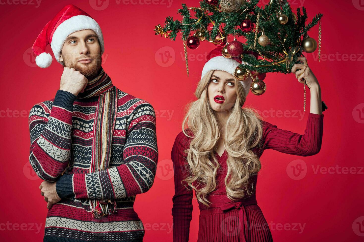 Mens en vrouw in vakantie Kerstmis pret decoratie speelgoed foto