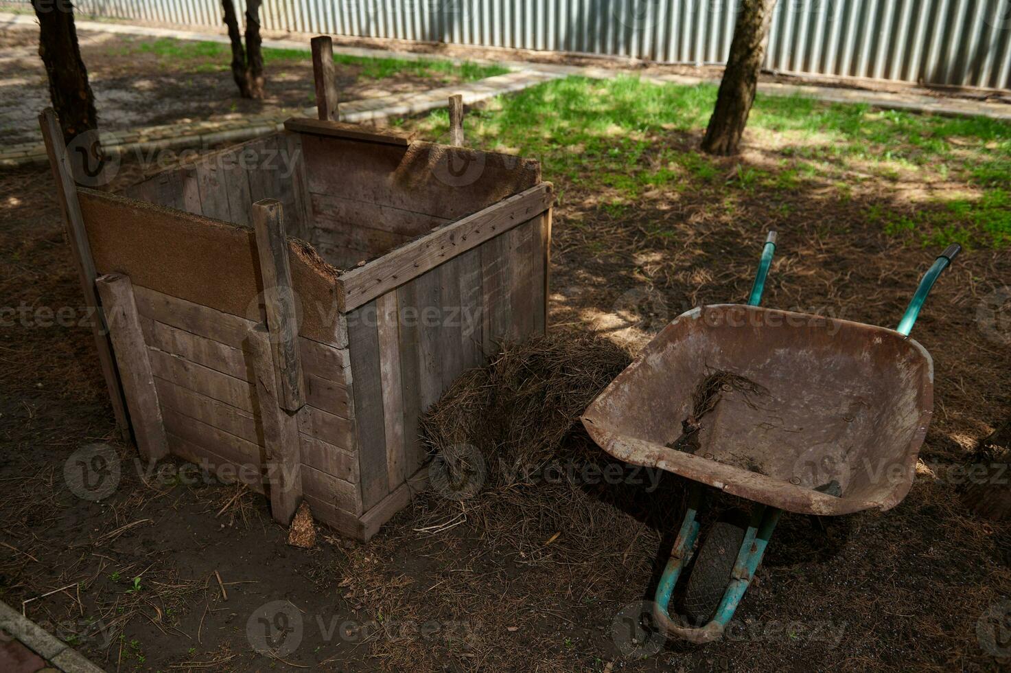 dichtbij omhoog diy compost bak naar verbeteren de vruchtbaarheid en bodem structuur in de tuin. nul verspilling concept. biologisch landbouw. foto