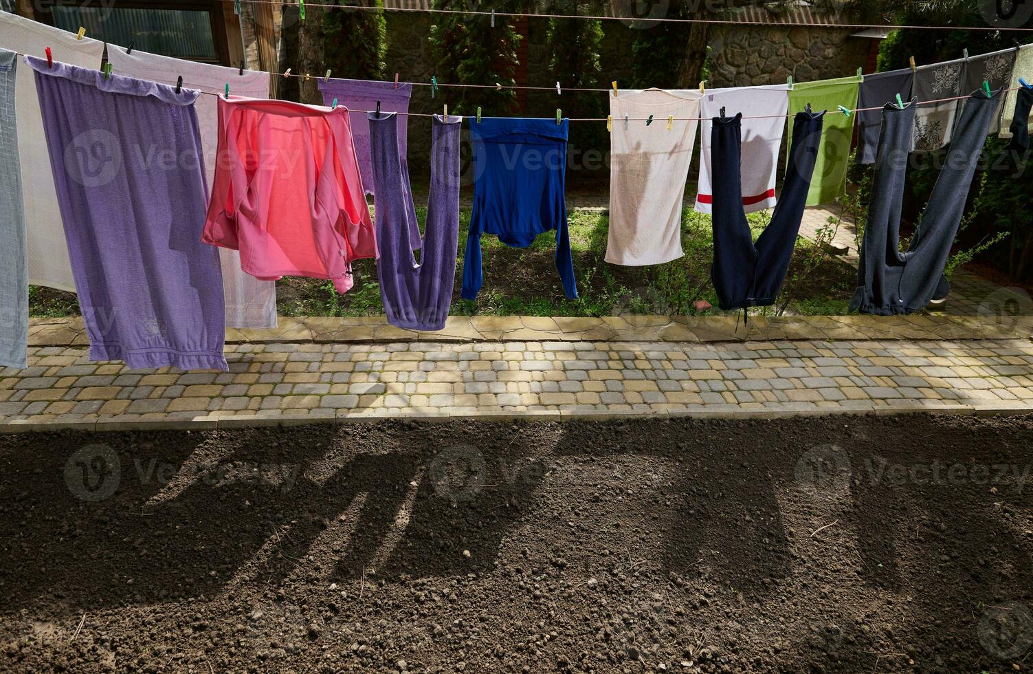 gewassen kleren hangende Aan een touw, drogen in de Open lucht in de achtertuin van de een platteland huis foto