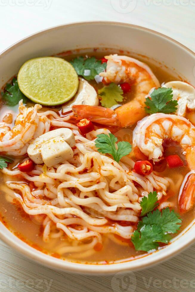 instant noodles ramen in pittige soep met garnalen of tom yum kung foto