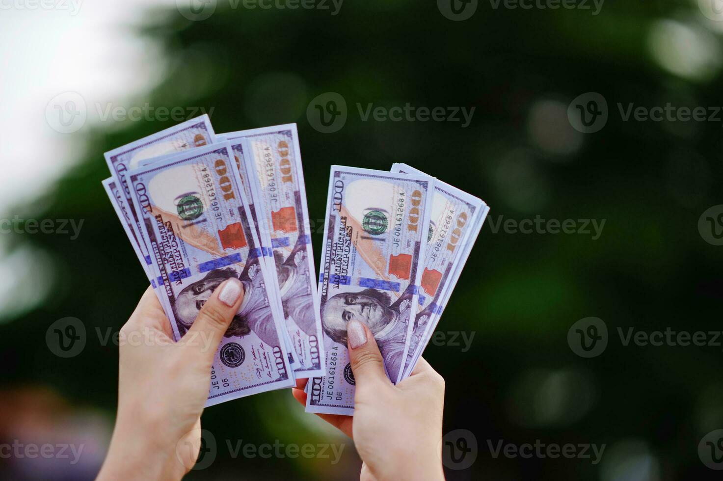 tellen dollar, geld in hand, inkomen, inkomen, uitgaven, salaris, financieel planning financieel succes financiën concept foto