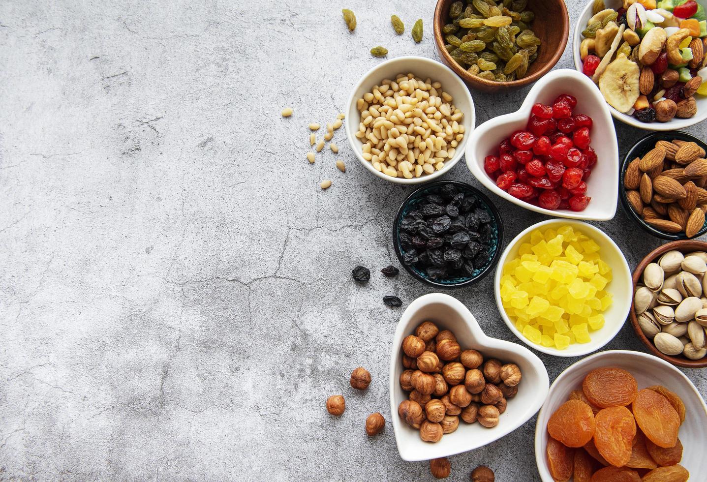 kommen met verschillende soorten gedroogd fruit en noten foto