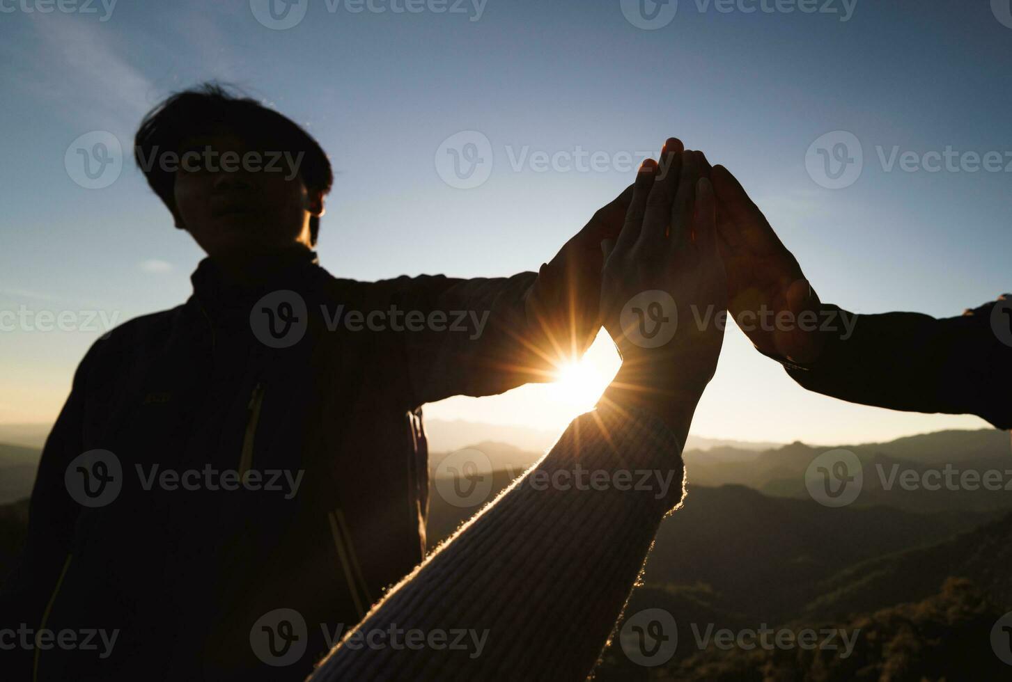 silhouet van samenspel van drie wandelaar helpen elk andere Aan top van berg beklimming team. samenspel vriendschap wandelen helpen elk andere vertrouwen bijstand silhouet in bergen, zonsopkomst. foto