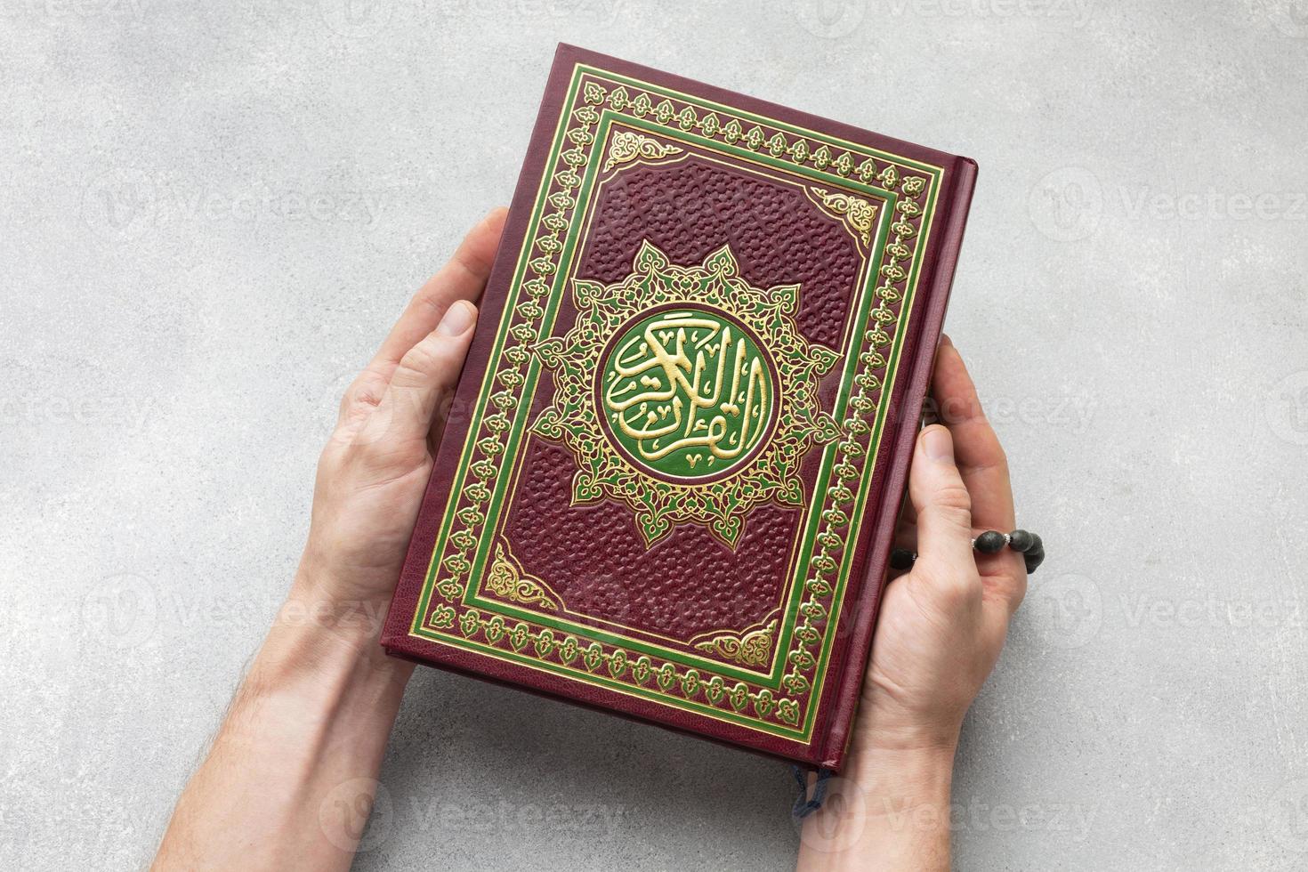 bovenaanzicht islamitisch nieuwjaar met koranboek. mooi fotoconcept van hoge kwaliteit en resolutie foto