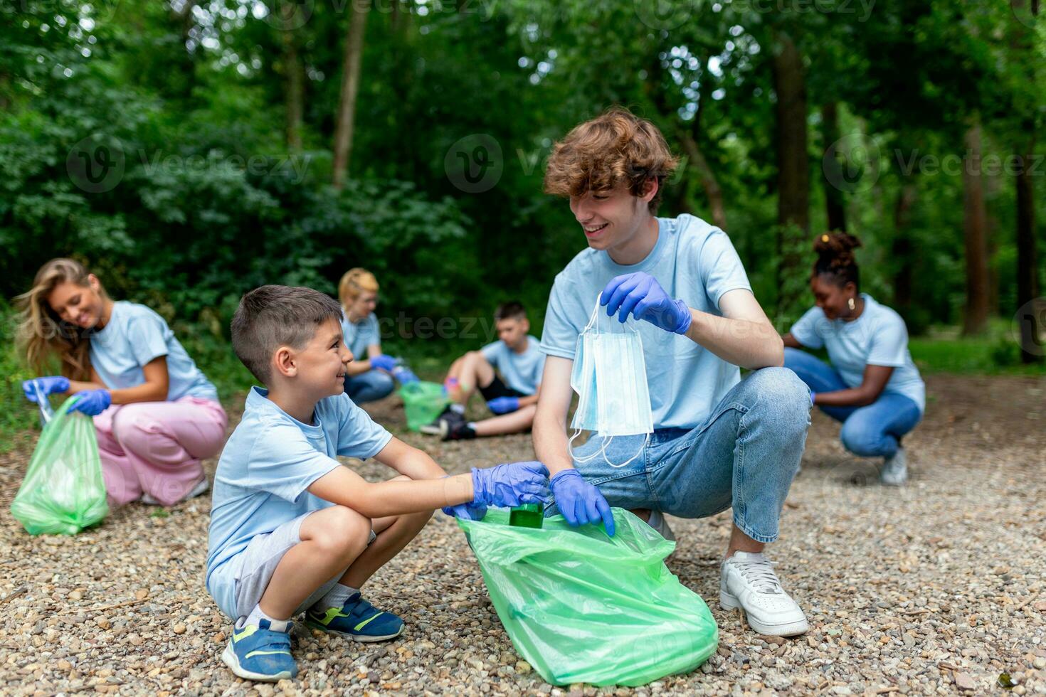 vriendelijk familie en vrienden georganiseerd een schoonmaak dag naar schoon de park van huishouden afval. mensen deelnemen in natuurlijk schoonmaak foto