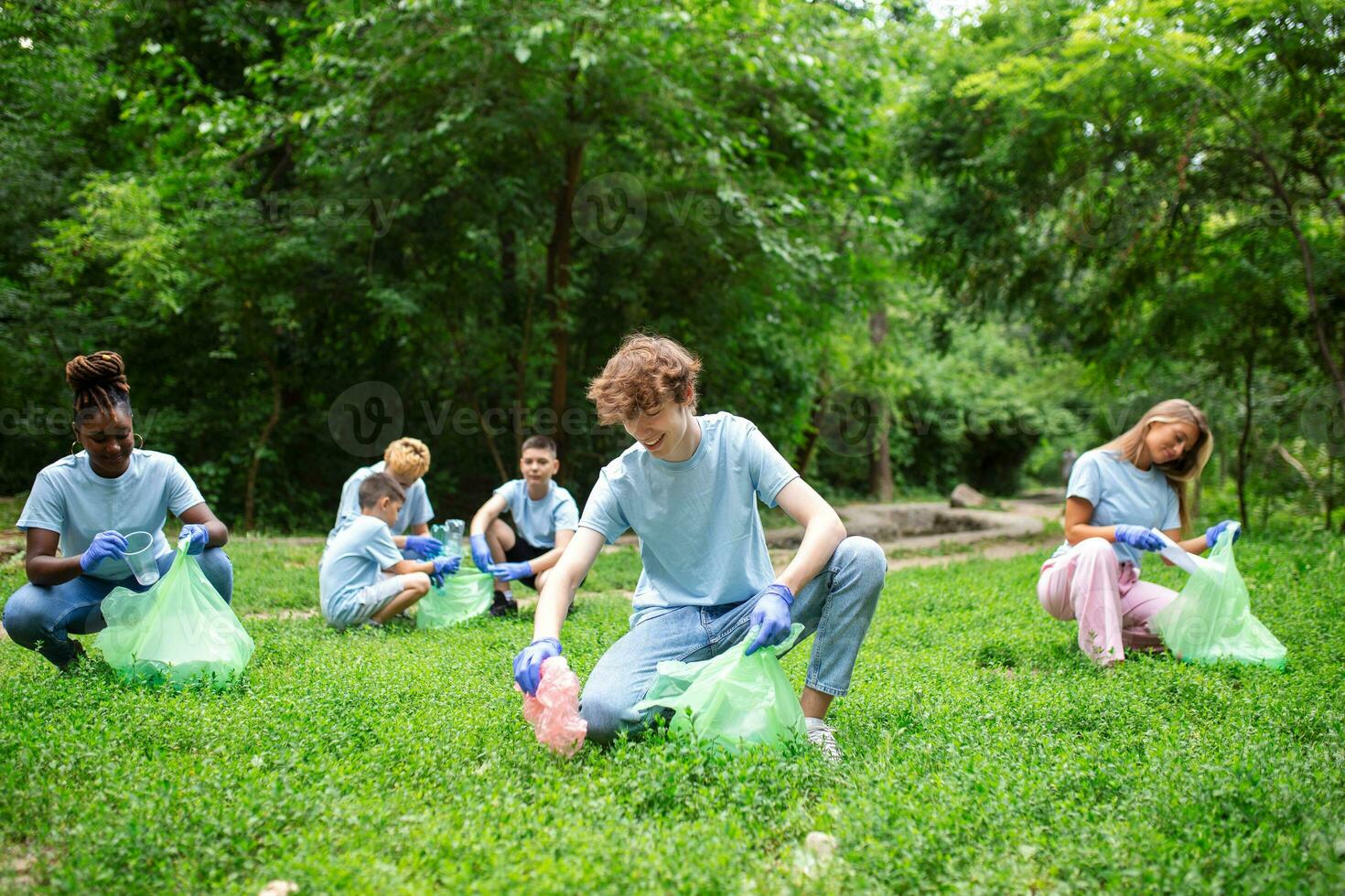 multiraciaal groep van vrijwilligers nemen zorg van natuur ecologie en plukken vuilnis in plastic Tassen schoonmaak grond. foto