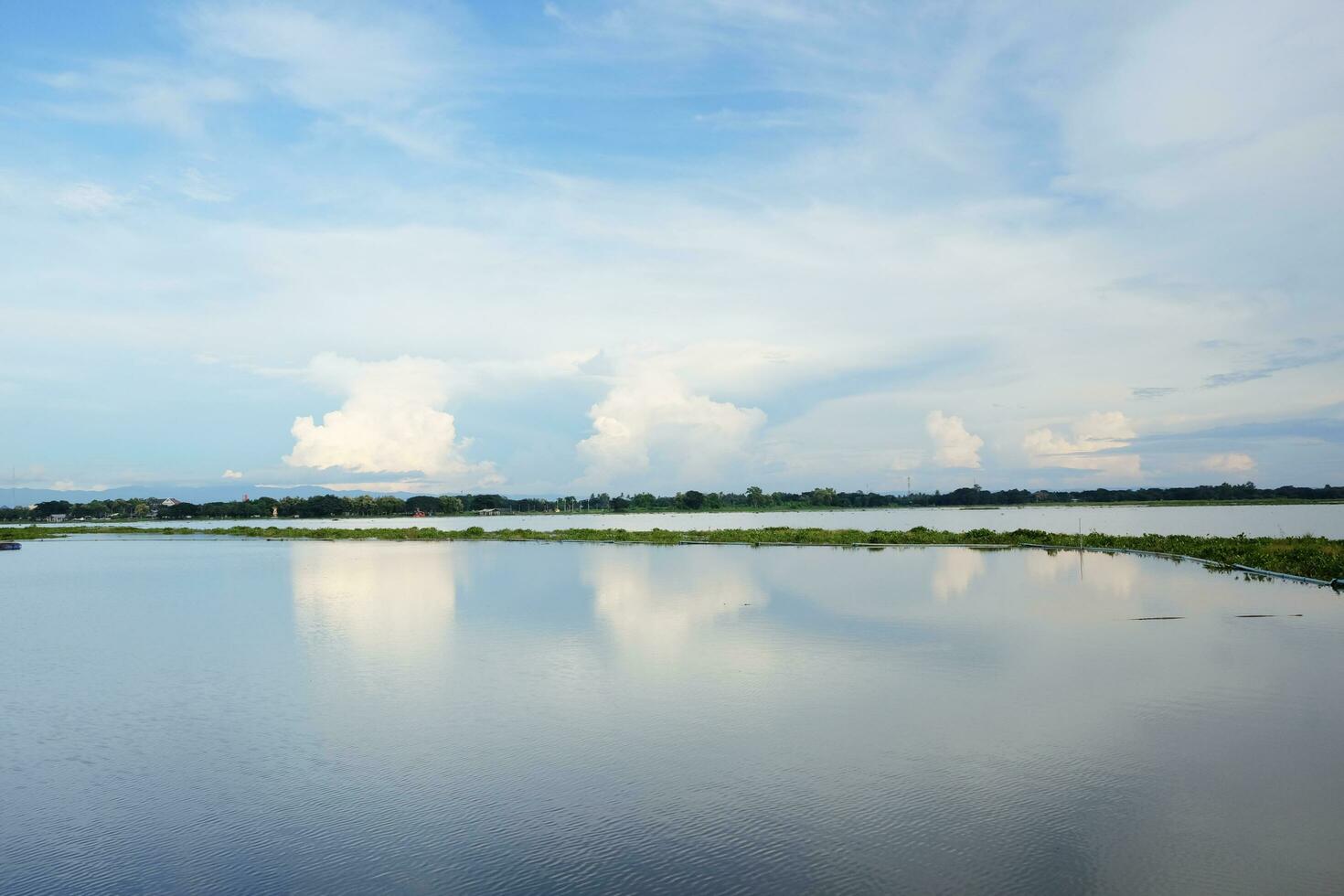 bestemming schemering van zonsondergang en bewolkt Aan de lucht weerspiegeld licht Aan de water oppervlakte in de rivier- foto