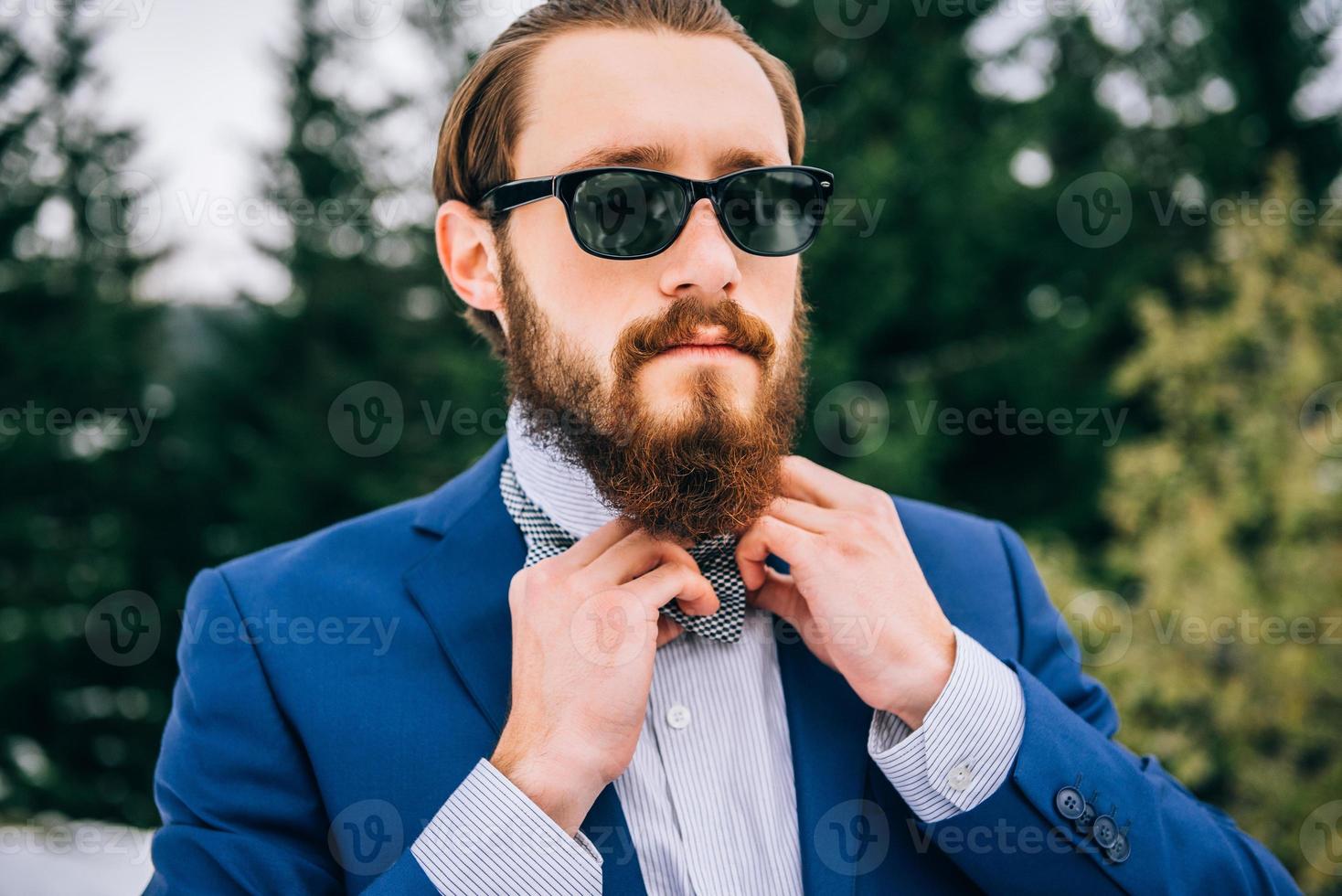 bruidegom in een blauw pak in de bergen Karpaten foto