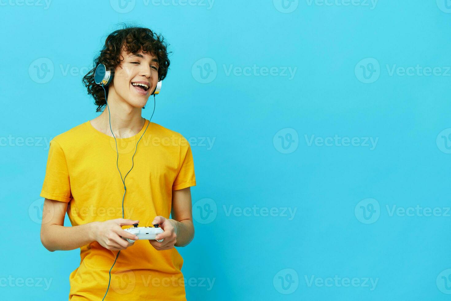 gekruld vent Toneelstukken met bedieningshendel in geel t-shirts blauw achtergrond foto