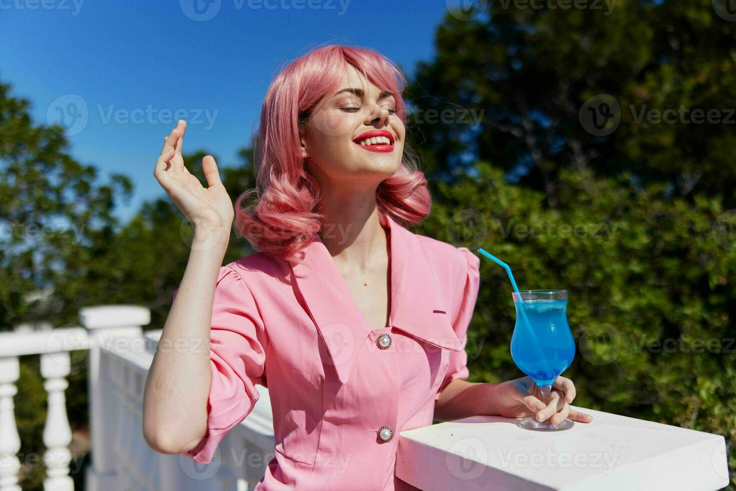 vrolijk vrouw genieten van een kleurrijk cocktail hotel terras ontspanning concept foto