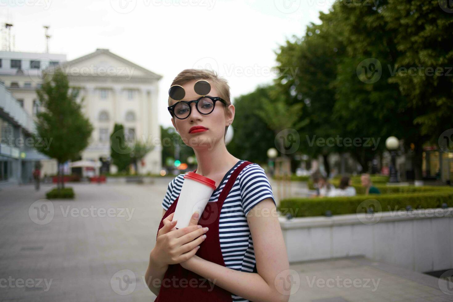 vrouw met kort haar- en een glas van koffie wandelen buitenshuis vers lucht foto