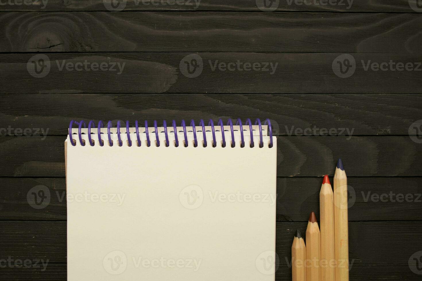 notitieboekje potloden houten tafel gereedschap voor artiesten foto
