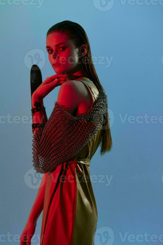 aantrekkelijk vrouw rood licht zilver schild keten mail mode blauw achtergrond foto