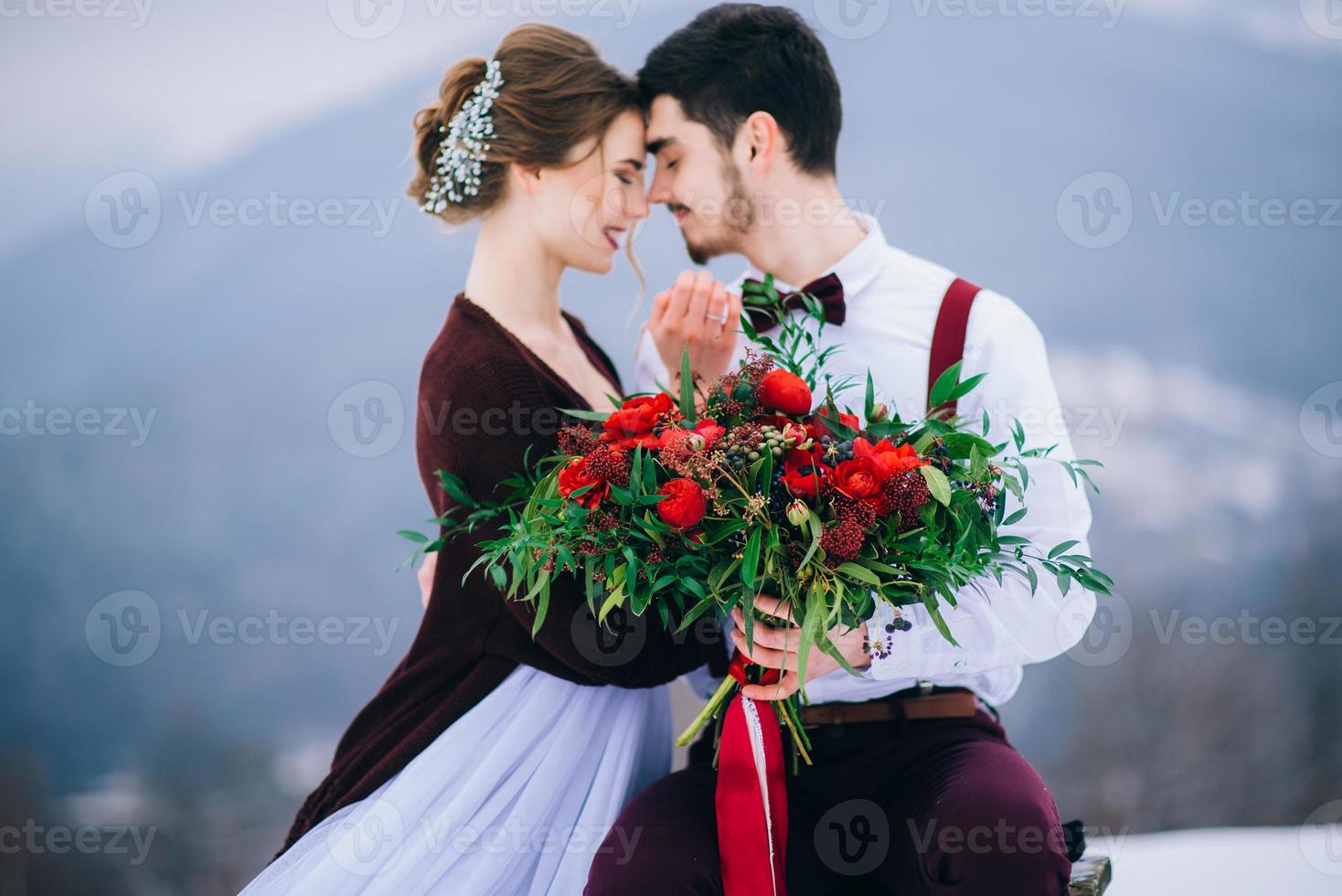 lopen de bruidegom en de bruid in de Karpaten foto