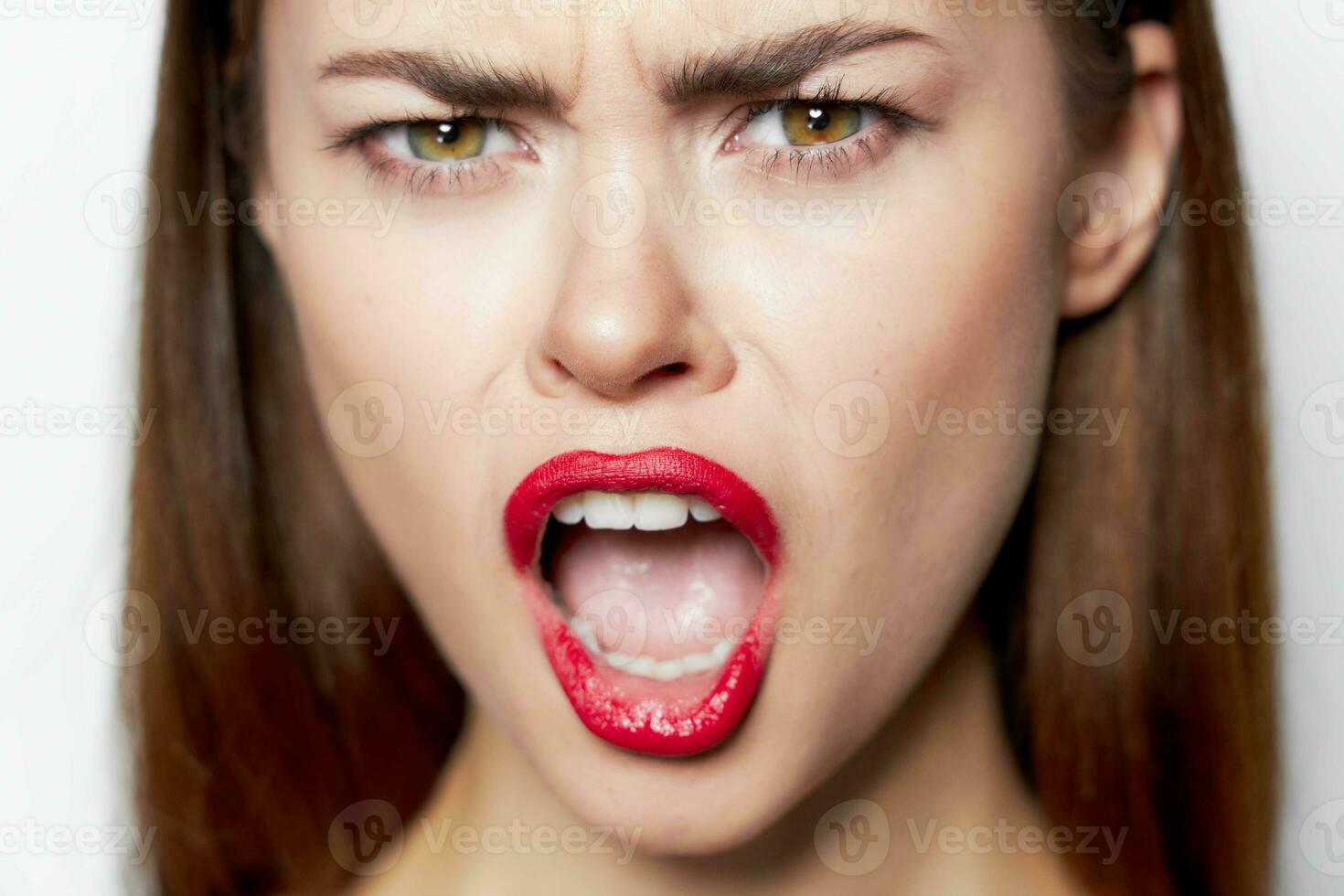 emotioneel vrouw met Open mond gezicht dichtbij omhoog studio foto