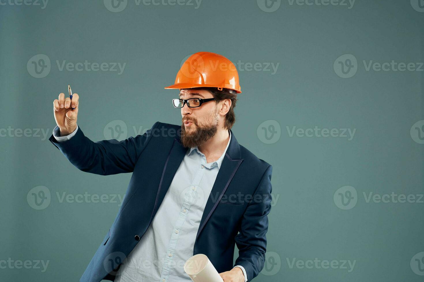 emotioneel Mens in oranje moeilijk hoed ingenieur werk industrie bouw foto