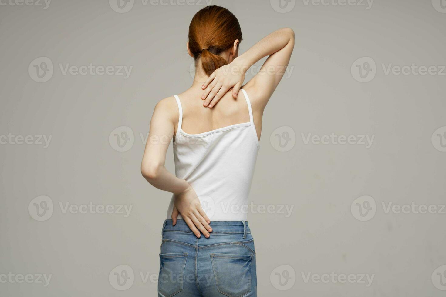 vrouw in wit t-shirt chiropractie reuma Gezondheid problemen licht achtergrond foto