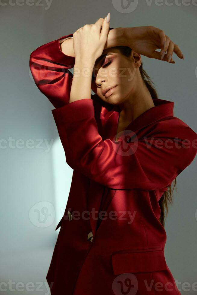 aantrekkelijk vrouw in rood blazer mode helder schoonheidsmiddelen foto