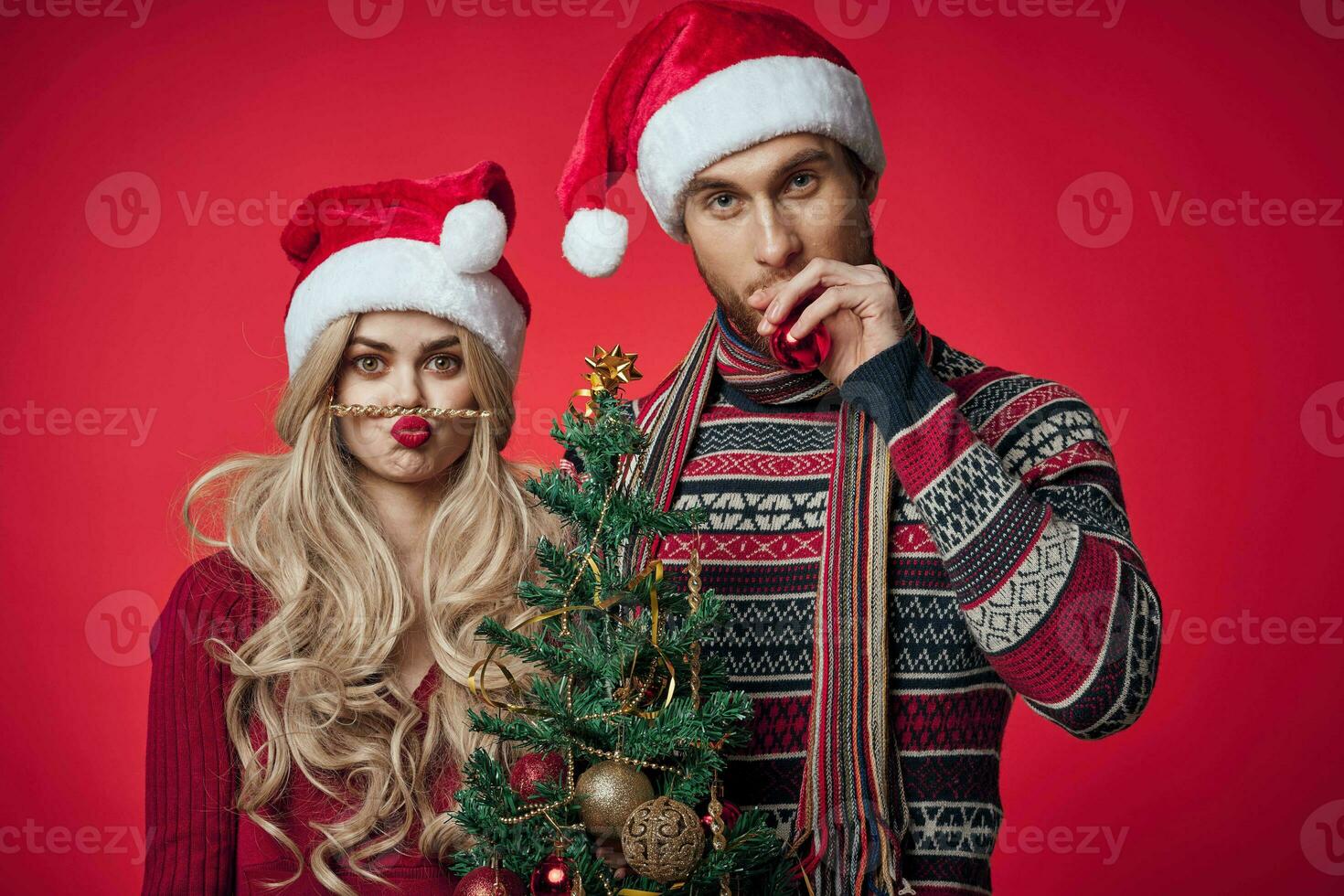 een Mens en een vrouw in nieuw jaar kleren Kerstmis decoraties vakantie foto
