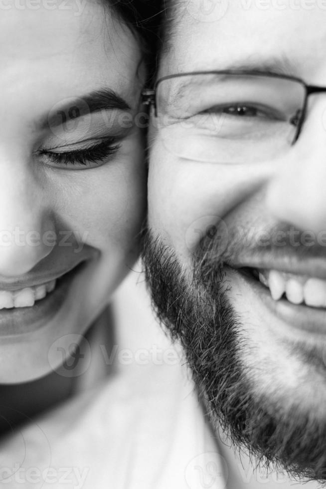 jong stel verliefd op een man met een baard en een meisje met donker haar in lichte kleren foto