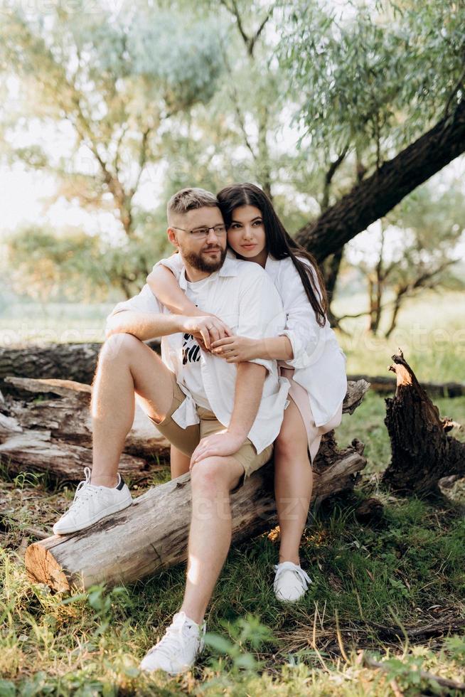 jong stel verliefd op een man met een baard en een meisje met donker haar in lichte kleren foto