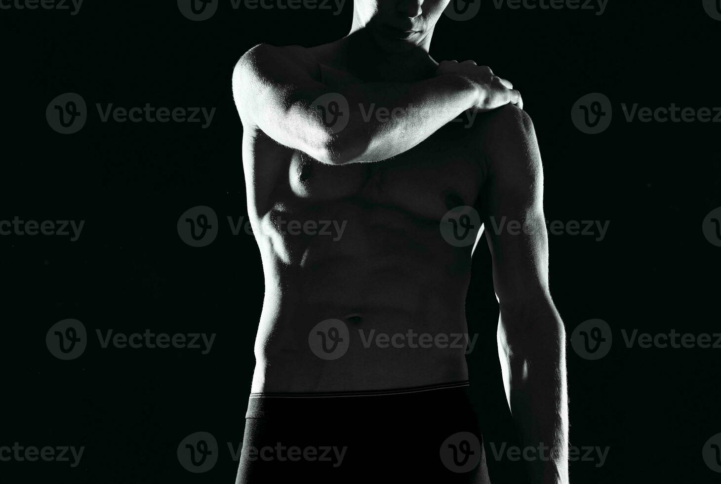 atletisch Mens met een opgewonden lichaam zwart en wit foto mannetje oefening