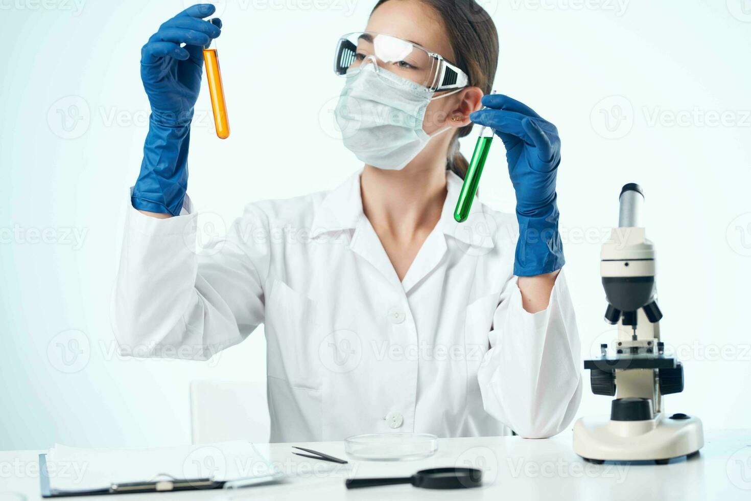 vrouw chemicus analyses laboratorium Onderzoek microscoop foto