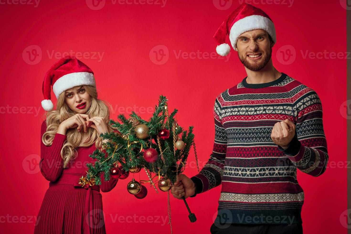 vrolijk jong paar Kerstmis kleren vakantie decoraties speelgoed foto