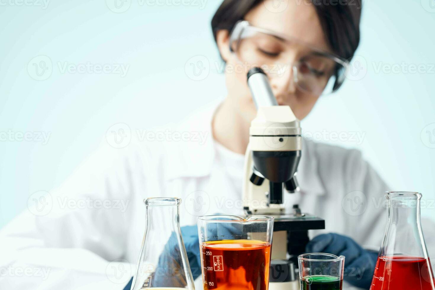 vrouw laboratorium assistent geneeskunde Onderzoek biotechnologie microscoop detailopname foto