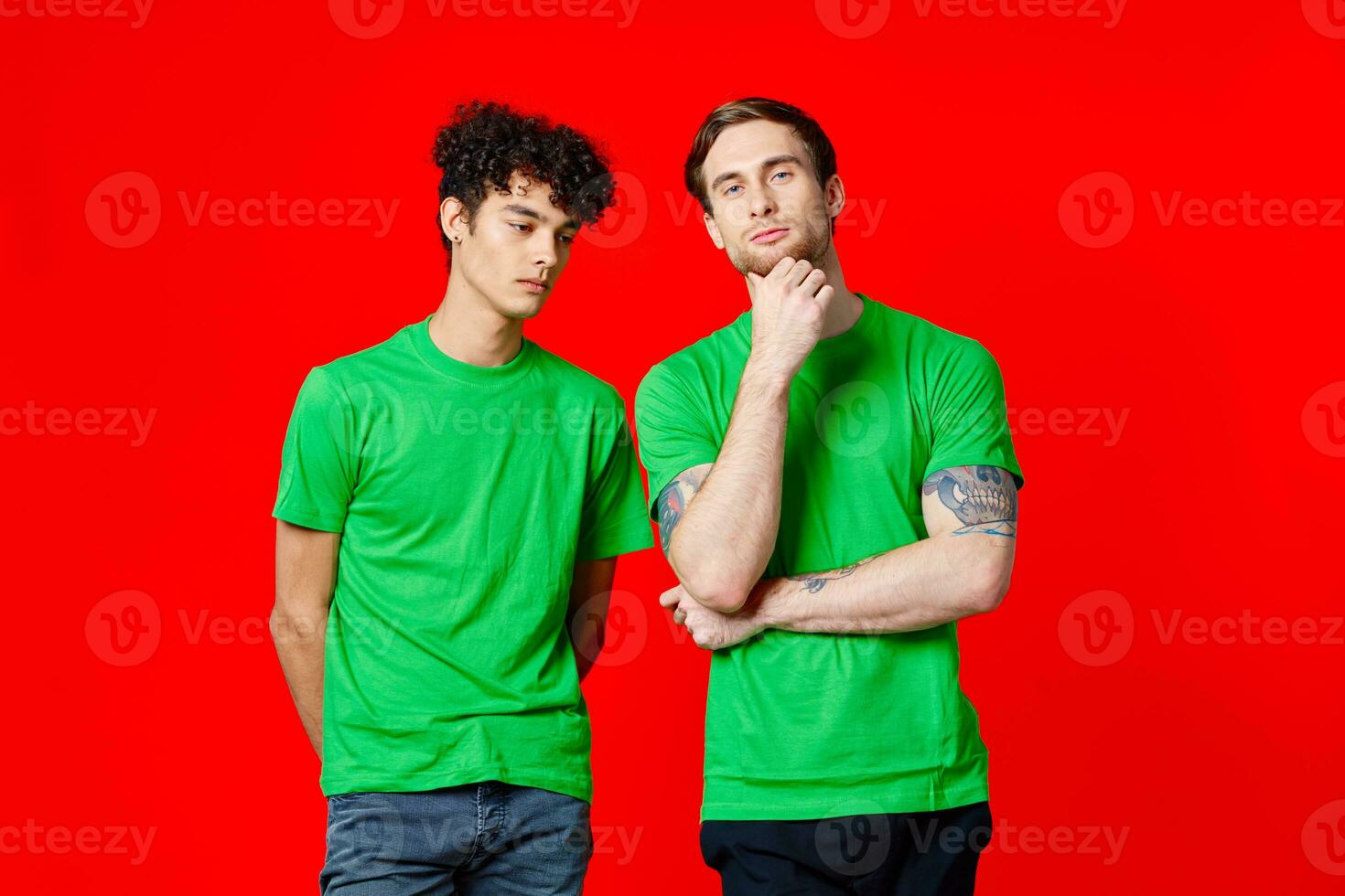 twee vrolijk vrienden in groen t-shirts zijn staand De volgende naar elk andere emoties geïsoleerd achtergrond foto