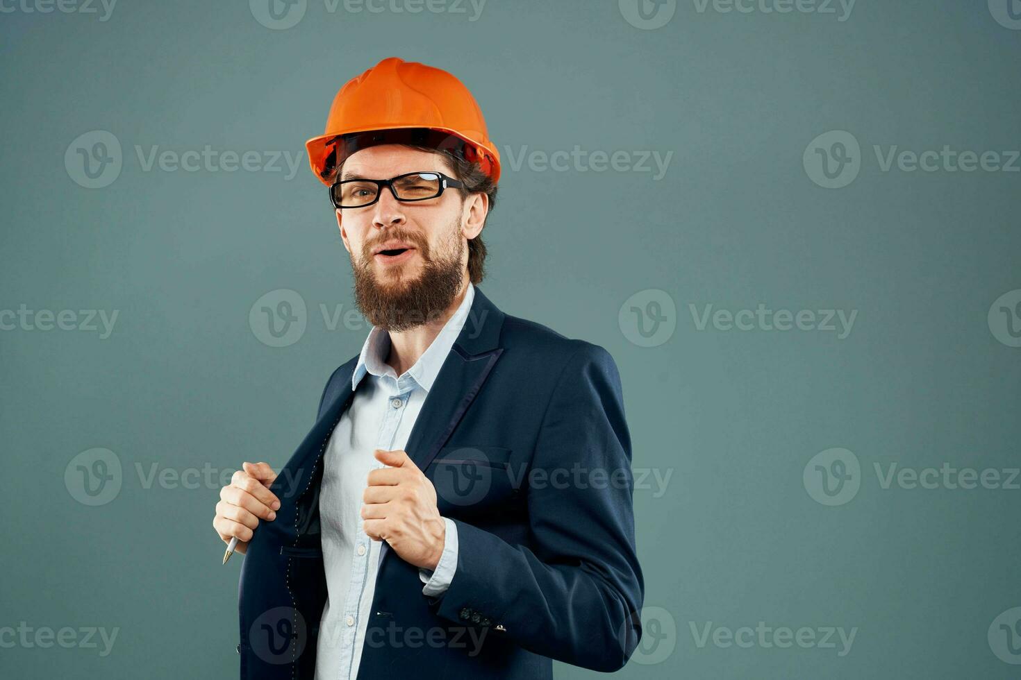 Mens in oranje pak moeilijk hoed ingenieur bouw werk levensstijl officieel foto