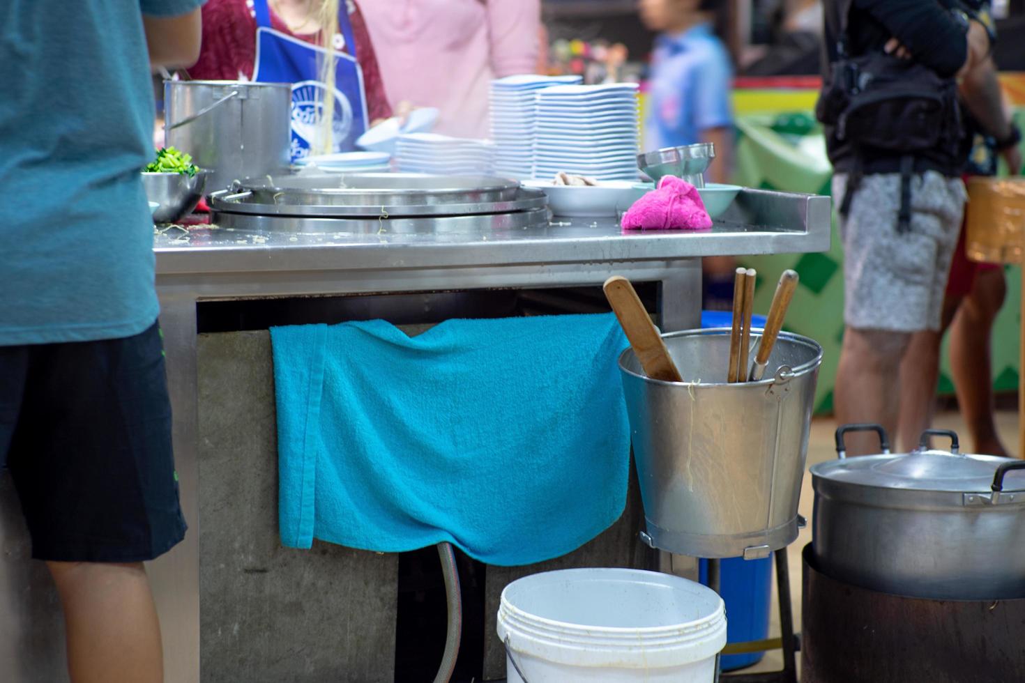 Ratchaburi, Thailand, 2 maart 2021 - Close-up foto van noedelstation om te koken met wazige verkopers